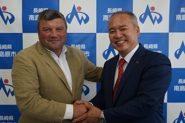 左からイナシオ市長、相川市長