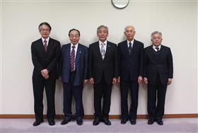 松本市長（中央）と各委員