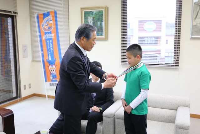 メダルを見る松本市長