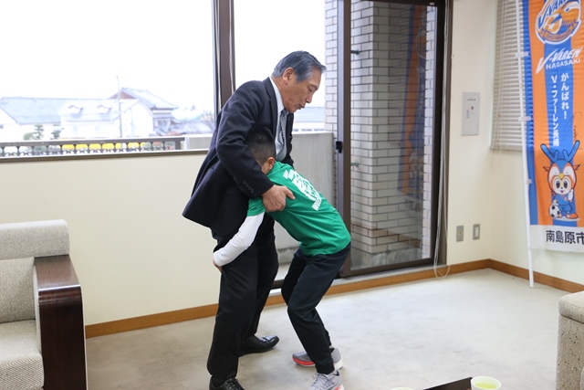 松本市長にタックルを披露する小川選手