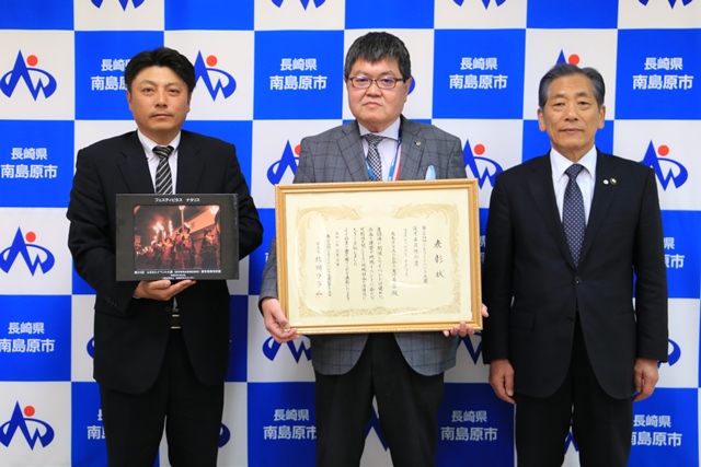 記念撮影（左から野田副会長、田島会長、松本市長）