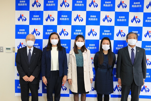 記念撮影(左から山口副市長、オリス マリア ジョセファさん、ダリサイ アーリー グレイスさん、グティエレズ リザさん、松本市長) 記念撮影(左から山口副市長、オリス マリア ジョセファさん、ダリサイ アーリー グレイスさん、グティエレズ リザさん、松本市長)