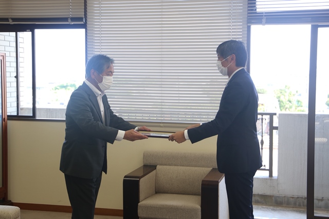 熊野所長から松本市長へ登録証を授与 熊野所長から松本市長へ登録証を授与