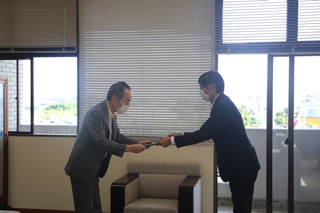 熊野所長から塩田会長へ標章を授与 熊野所長から塩田会長へ標章を授与