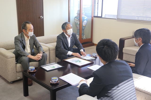 交付式で懇談する様子 交付式で懇談する様子