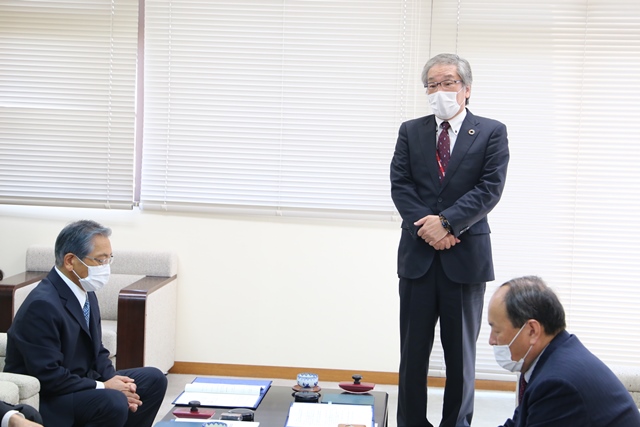 協定締結後に挨拶を述べる石原理事長 協定締結後に挨拶を述べる石原理事長