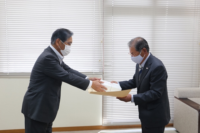 表彰を伝達する松本市長と受賞する草野会長（戸ノ隅老人会）