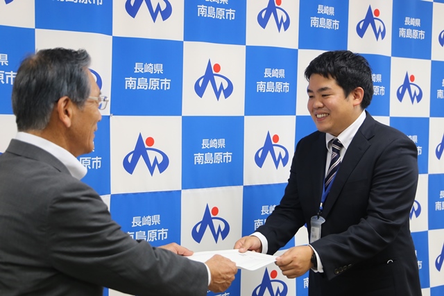 佐藤主事(右)に辞令を交付する松本市長(左) 佐藤主事(右)に辞令を交付する松本市長(左)