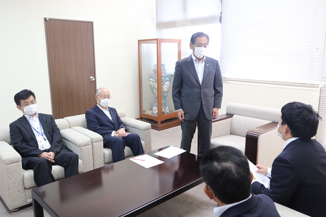 激励する松本市長(中央) 激励する松本市長(中央)