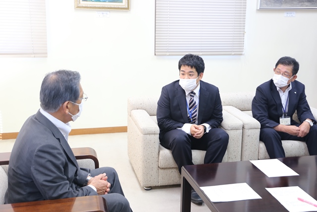 松本市長(左)と談話する佐藤主事(中央) 松本市長(左)と談話する佐藤主事(中央)