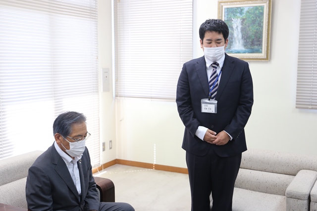 抱負を述べる佐藤主事(右) 抱負を述べる佐藤主事(右)