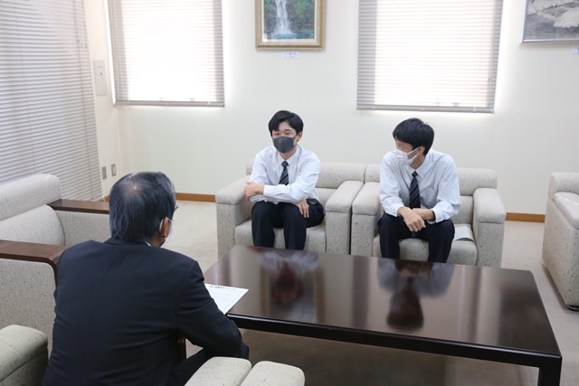 市長と懇談する高校生2 市長と懇談する高校生2