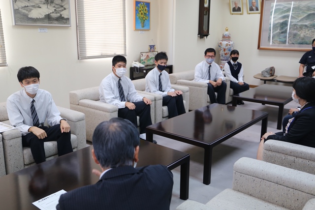 市長と懇談する高校生3 市長と懇談する高校生3