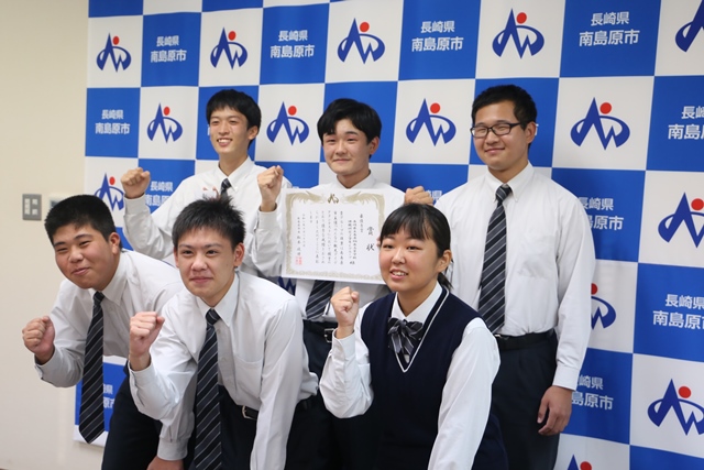 最優秀賞に輝いた県立島原翔南高校 課題研究3学年Eグループの皆さん 最優秀賞に輝いた県立島原翔南高校 課題研究3学年Eグループの皆さん