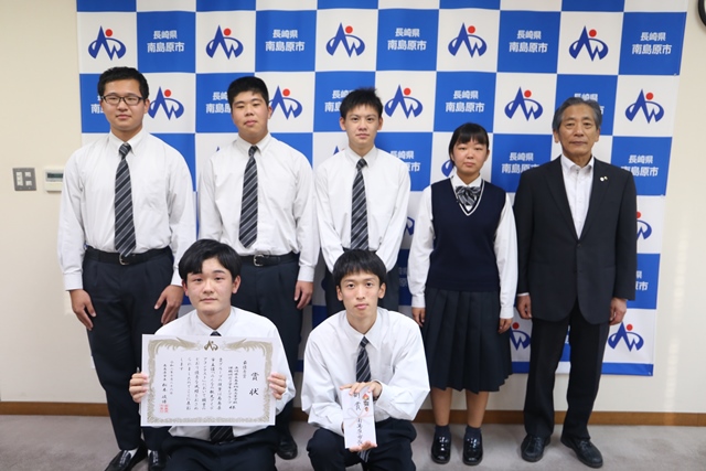 最優秀賞に輝いた県立島原翔南高校 課題研究3学年Eグループの皆さんと松本市長(右) 最優秀賞に輝いた県立島原翔南高校 課題研究3学年Eグループの皆さんと松本市長(右)