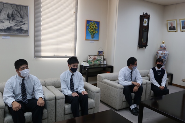 市長と懇談する高校生1 市長と懇談する高校生1