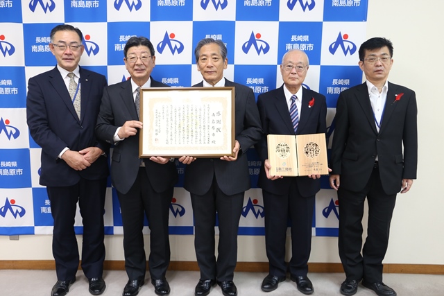 感謝状と記念品を手に記念撮影(左から南三陸町の高橋総務課長、佐藤南三陸町長、松本市長、山口副市長、川島総務部長) 感謝状と記念品を手に記念撮影(左から南三陸町の高橋総務課長、佐藤南三陸町長、松本市長、山口副市長、川島総務部長)