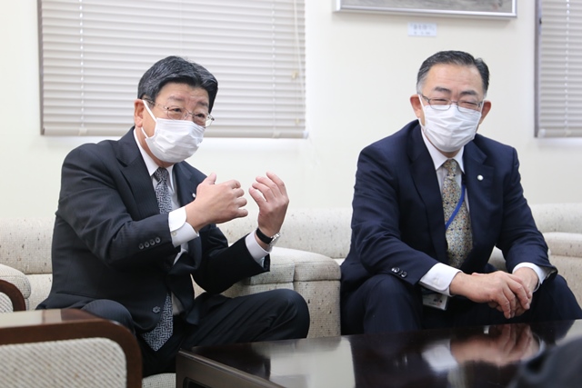 復興状況を説明する佐藤町長 復興状況を説明する佐藤町長