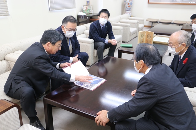 佐藤町長が写真を使って現在の復興状況を説明する様子 佐藤町長が写真を使って現在の復興状況を説明する様子