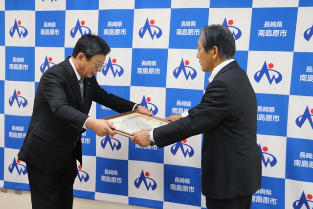 佐藤南三陸町長から松本市長へ感謝状が手渡される様子 佐藤南三陸町長から松本市長へ感謝状が手渡される様子