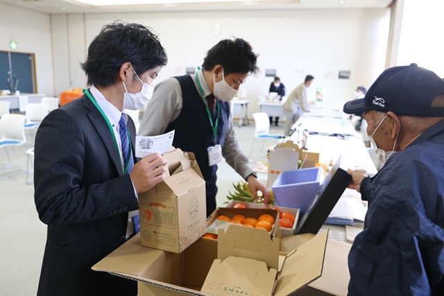 バイヤーに説明する生産者 バイヤーに説明する生産者