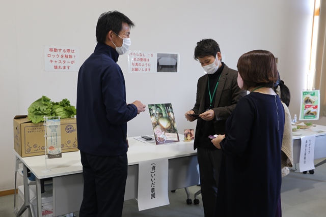 バイヤーと懇談の様子 バイヤーと懇談の様子