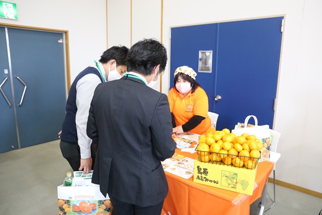バイヤーに説明する生産者2 バイヤーに説明する生産者2