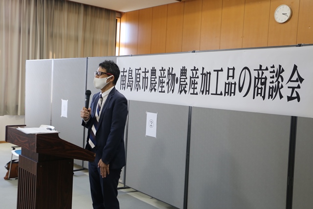 ファシリテータの篠田氏 ファシリテータの篠田氏