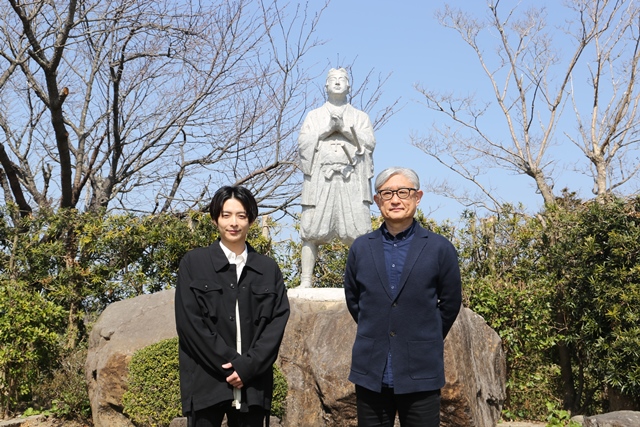 天草四郎像の前で撮影　小池徹平さん（左）と堤幸彦さん