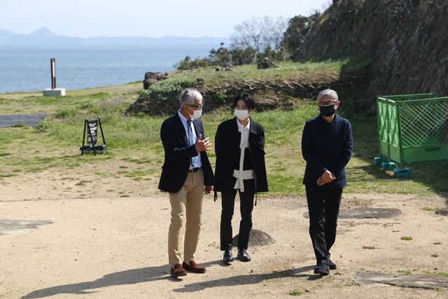 説明を聞きながら原城跡を巡る小池さん(中央)と堤さん(右) 説明を聞きながら原城跡を巡る小池さん(中央)と堤さん(右)