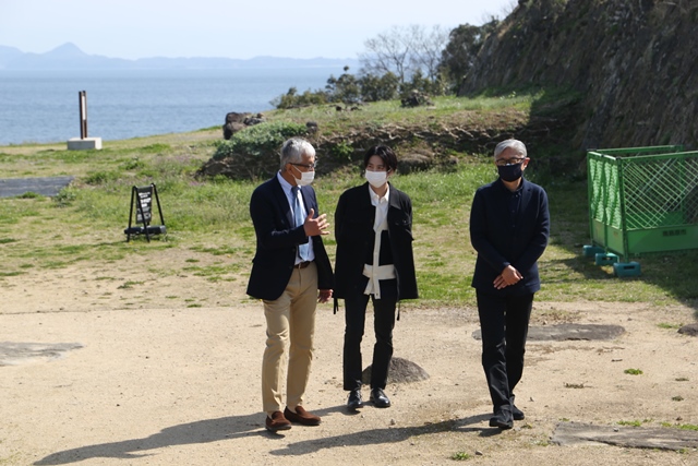 説明を聞きながら原城跡を巡る小池さん（中央）と堤さん（右）