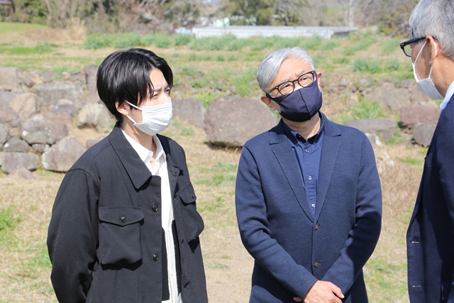 原城跡の説明を受ける小池さん(左)と堤さん(中央) 原城跡の説明を受ける小池さん(左)と堤さん(中央)