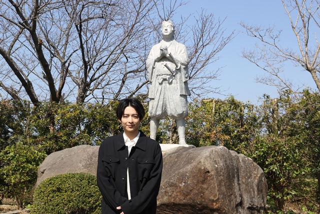 天草四郎像の前で撮影　小池さん