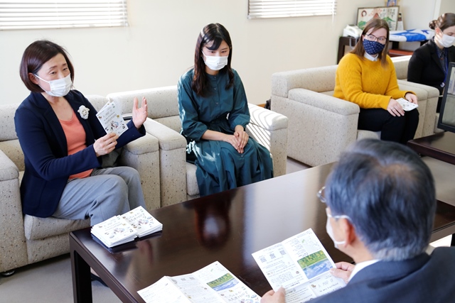 市長に報告する石川会長（写真左側）