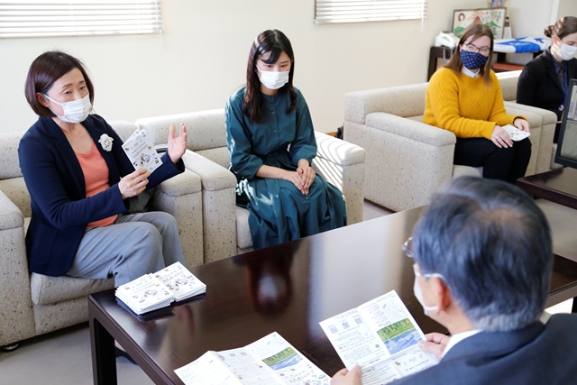 市長に報告する石川会長(写真左側) 市長に報告する石川会長(写真左側)