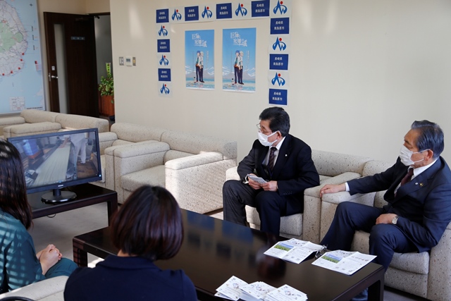 完成した動画を視聴する松本市長（右側）ら
