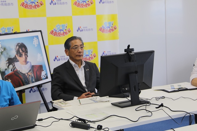モニターを見つめ結果発表を待つ松本市長 モニターを見つめ結果発表を待つ松本市長