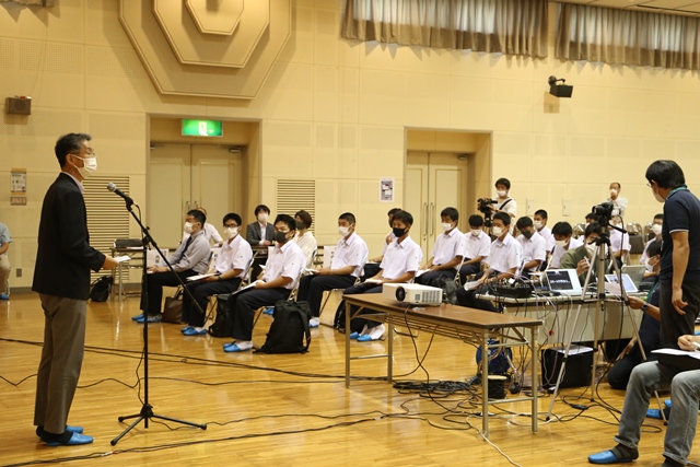主催者あいさつをする内田会長 主催者あいさつをする内田会長