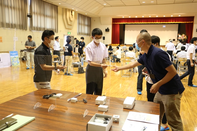 展示品の説明を受ける参加者 展示品の説明を受ける参加者