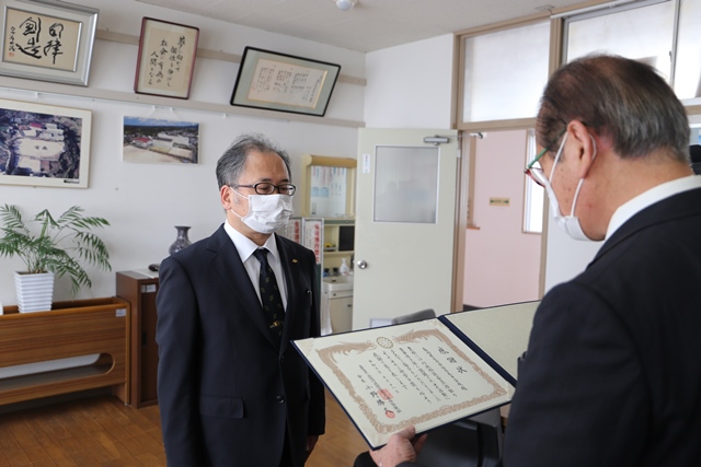 感謝状を読み上げる木村会長 感謝状を読み上げる木村会長