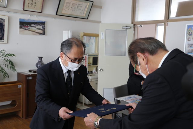 木村会長から中小路校長へ感謝状を手渡す様子 木村会長から中小路校長へ感謝状を手渡す様子