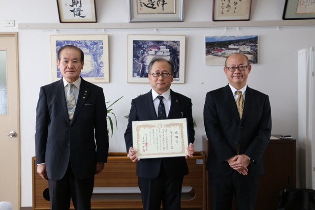 記念撮影(左から木村会長、中小路校長、森永長崎行政監視行政相談センター所長) 記念撮影(左から木村会長、中小路校長、森永長崎行政監視行政相談センター所長)