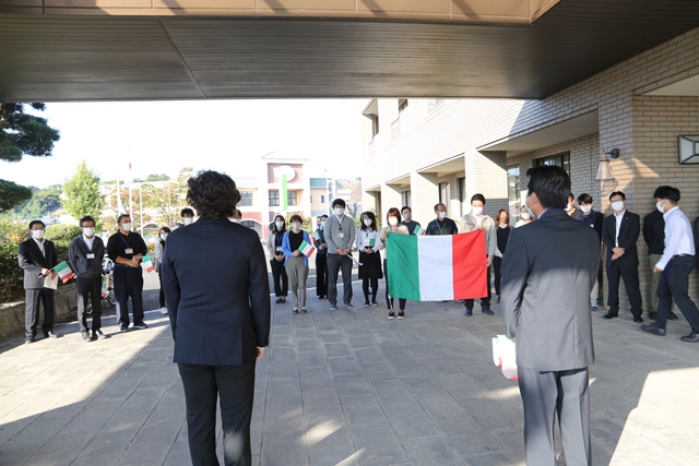 出迎えた職員たちに挨拶する国際交流員のエマさん