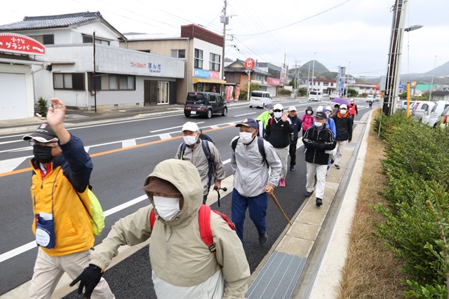 スタート地点を出発する参加者