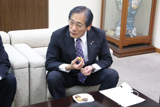 そうめんクッキーを試食する松本市長