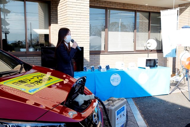 給電の説明を行う日産自動車社員 給電の説明を行う日産自動車社員
