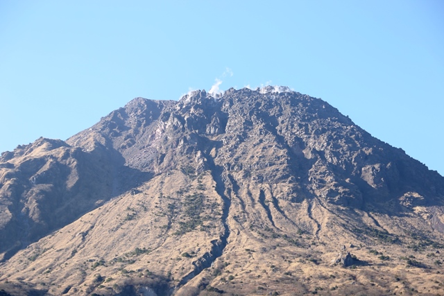 雲仙・普賢岳山頂に堆積する溶岩ドーム