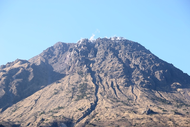 雲仙・普賢岳山頂に堆積する溶岩ドーム 雲仙・普賢岳山頂に堆積する溶岩ドーム