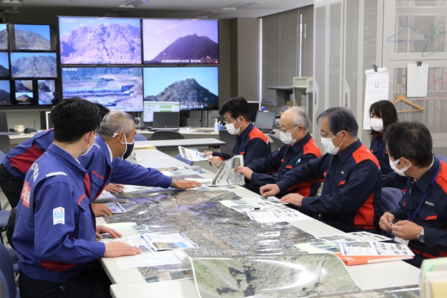 雲仙砂防管理センターで説明を受ける松本市長ら 雲仙砂防管理センターで説明を受ける松本市長ら
