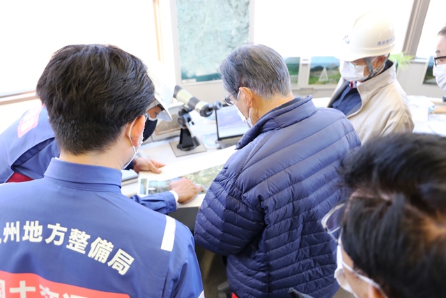 大野木場砂防みらい館で説明を受ける松本市長